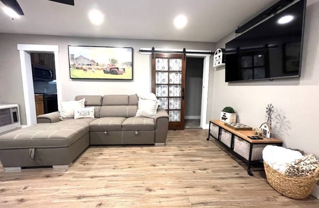 Salmon Goldbug Cottage, hot tub sleeps 8
