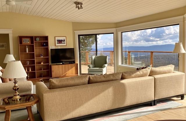 Blick auf das Meer, die Insel und die Berge von Salt Spring