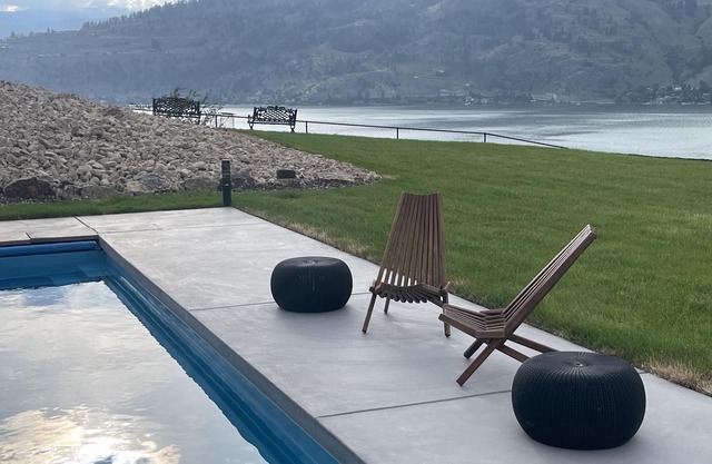 Salt water heated pool, Okanagan lake view 2-3 bd 2-3 bath , 4-6 people