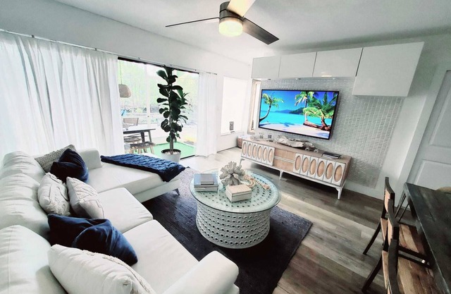 NEW! Remodeled Property 2/2, Kayaks, Pool, Marina, Tennis in beautiful Key Largo