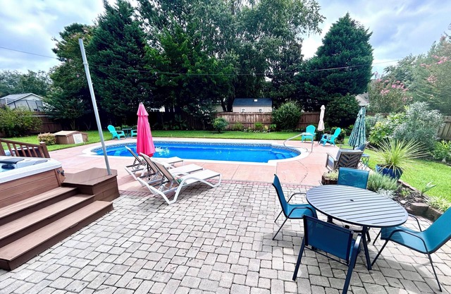 Amazing Pool-Hottub-4 BR 3 BA-King beds-7 miles to the Beach!