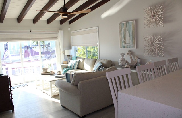 Salty Air Retreat. 2 Bedroom 1 Bathroom Half Duplex. Dockside.