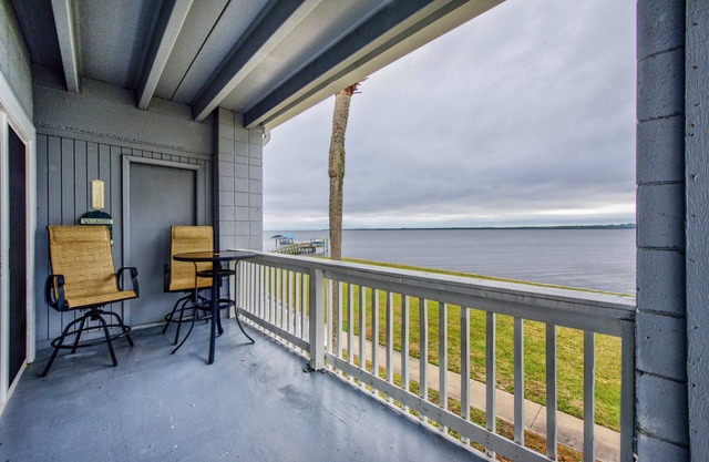 Salty Breezes, Panacea...Bay Front, Wrap Around Balcony, Pool, NO BOATS