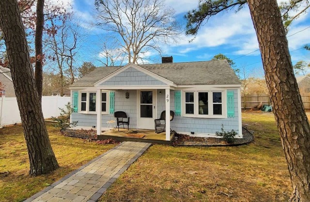 Salty Dog Cottage - Pet Friendly w/Great Location