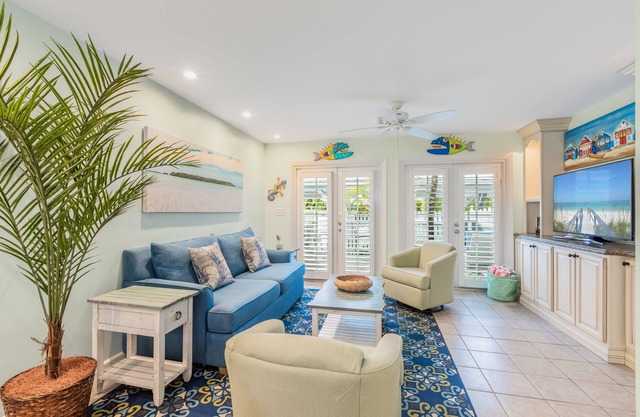 SALTY KISSES ~ Charming 2 Bedroom, 1.5 Bath Townhome in Truman Annex!