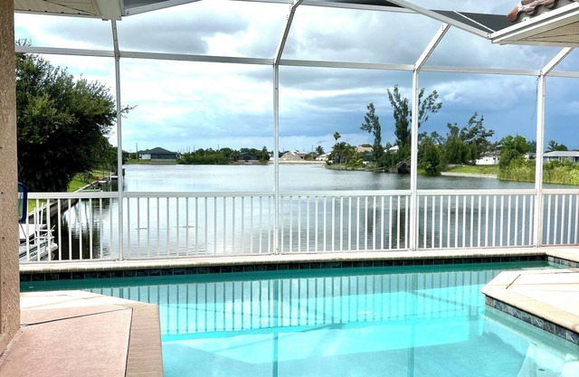 Salty Seahorse Serenade Lake 4-bedroom house in Cape Coral A/C POOL WiFi