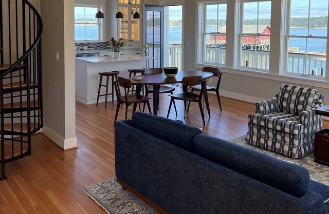 Salty Vons Waterfront Inn on Penn Cove in Coupeville
