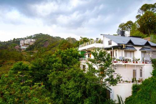 Samprati 3BR Villa with Balconies, Homecook & Pet Stay