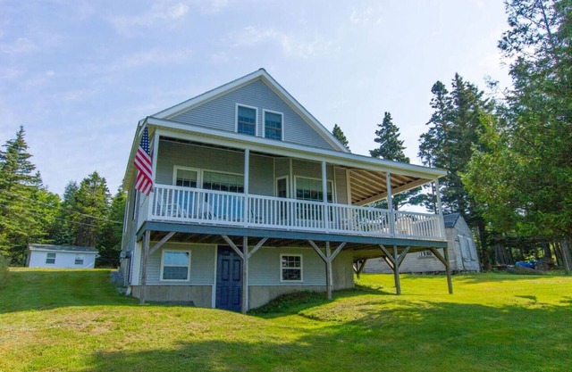 Sams Cottage - Ocean View Cottage near the Village