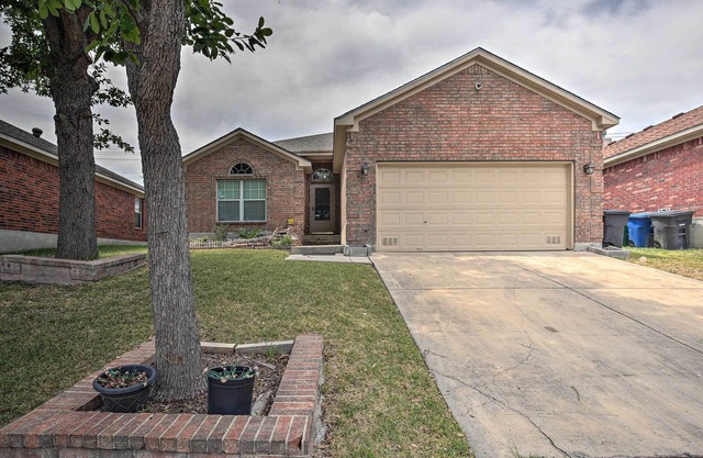 San Antonio Family Home w/ Deck ~ 16 Mi to Dtwn!