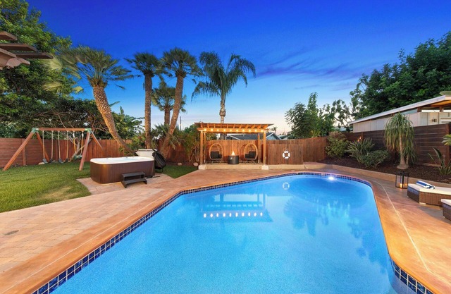 San Diego Lux: 5Bedroom/Remodeled/Solar Heated Pool/Spa/GameRoom/Grill/Workspace