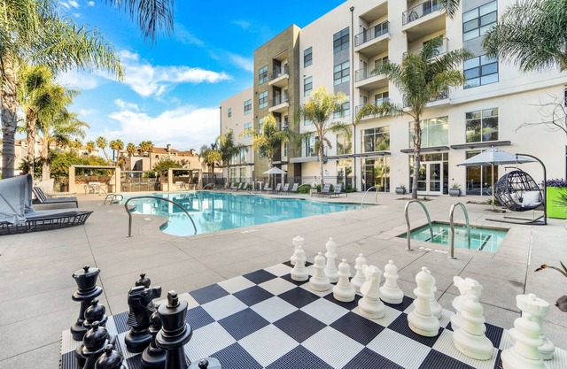 San Diego Paradise Retreat! Pool/ Gym/ King Bed & WiFi! 🌴