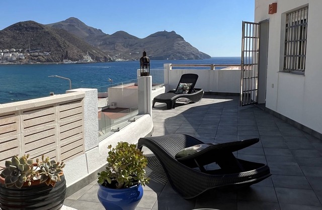 San José, ruhige und große Terrasse am 100m Strand