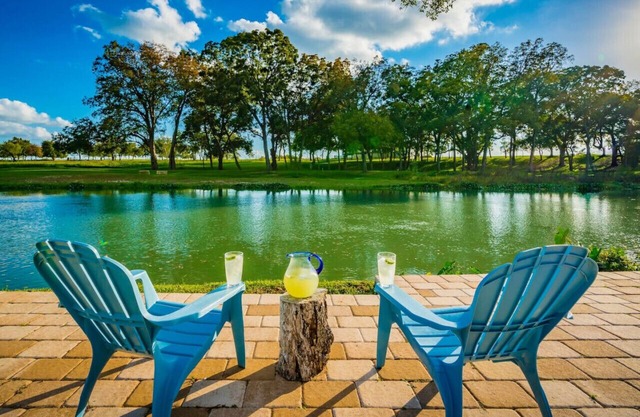 San Marcos River I Sleeps 26 l Hot Tub l 3 acres