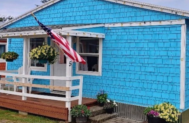 Darling 2-bedroom cabin - walk to beach