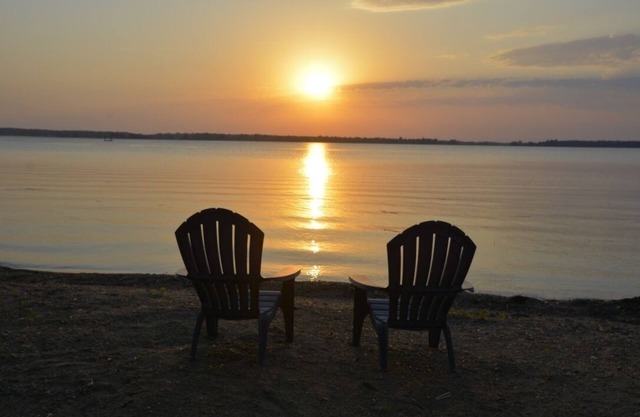 Sonnenuntergänge, Sandstrand, neues Spielzimmer. auf dem Lake Mary! Ponton zur Verfügung.