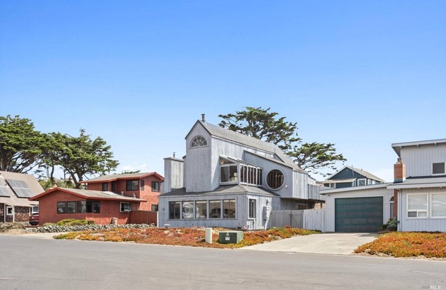 Sand Castle in Dillon Beach - 6 bdrms & 3 1/2 baths and 2 living areas Sleeps 12