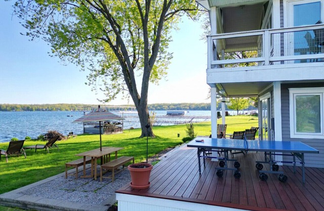 Sand Lake Getaway *Lakefront!!*