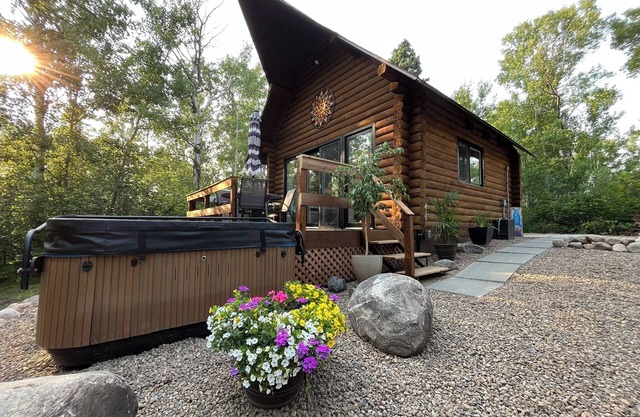 Sand Lake Log Cabin with Hot Tub