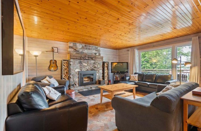 Sand Lake Oasis -Beautiful 3Br Waterfront Cottage w/ Lots to Do!