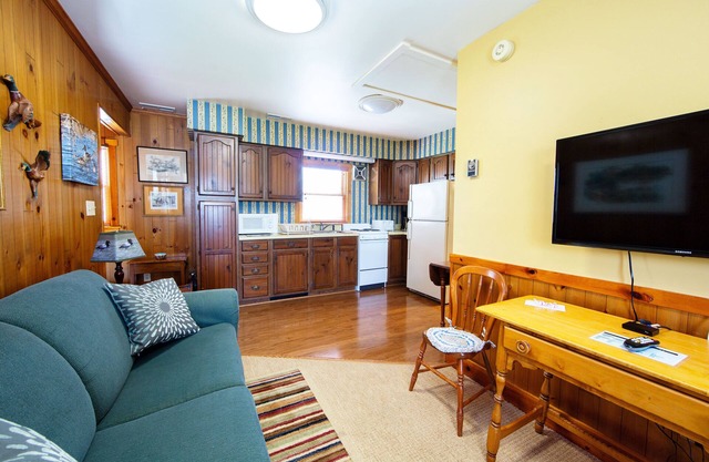 Sandaway Suites & Beach - Full Kitchen & Private Beach Access - Location in Town
