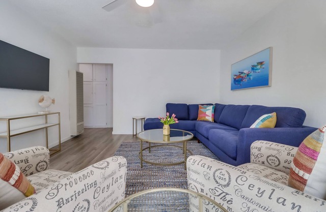 Sandcastle: 2 Bedroom, 1 Bath Cottage with secluded backyard and walking distance to beach.