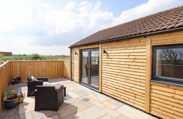 SANDERLINGS COTTAGE, pet friendly, with a garden in Sutton-On-Sea