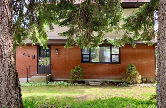 Sanders Beach Home - Walk to Downtown Restaurants, Shopping and Activities
