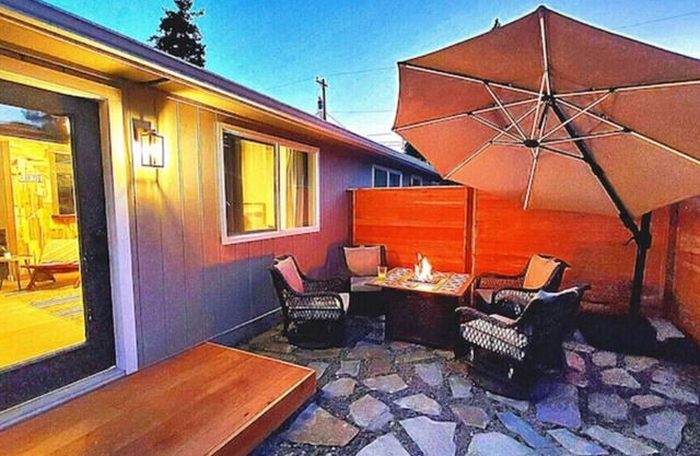 Sanders Beach stylish downtown CDA getaway hot tub fire table bikes games