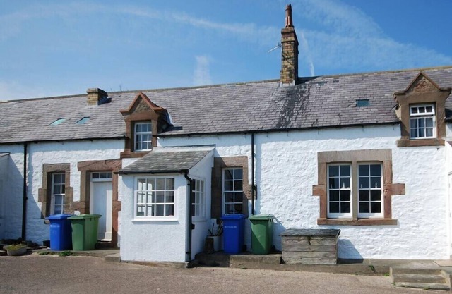 SANDPIPER COTTAGE (LOW NEWTON), pet friendly in Low Newton-By-The-Sea
