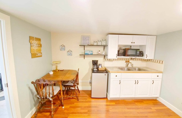 Sandpiper Cottage - A Eclectic Beach Theme -Kitchenette, Eclectic Beach Theme Studio Kitchenette *Pe