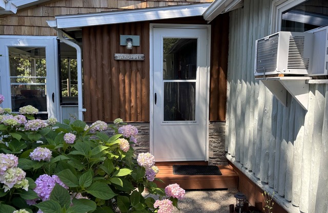Sandpiper Cottage: Lakeside, Boat Slip, Beach, Family Friendly, Kayaks