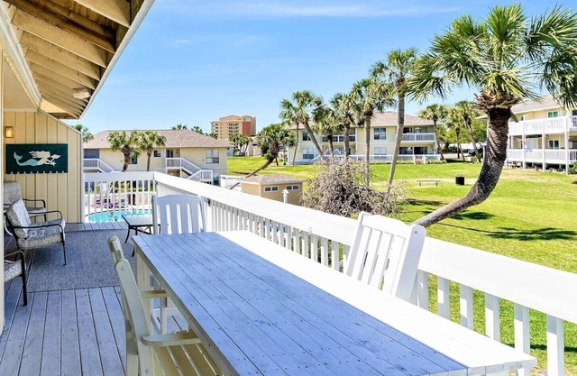 Sandpiper Cove, Zugang zum Privatstrand mit Blick auf den Pool und den Golfplatz