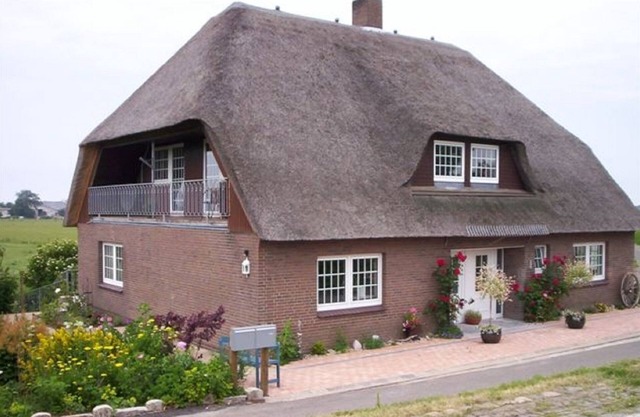 Sandpiper - thatched house, garden, sauna, close to the beach