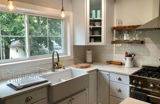 *Sandpoint Cottage* Cozy, Charming, & Conveniently located