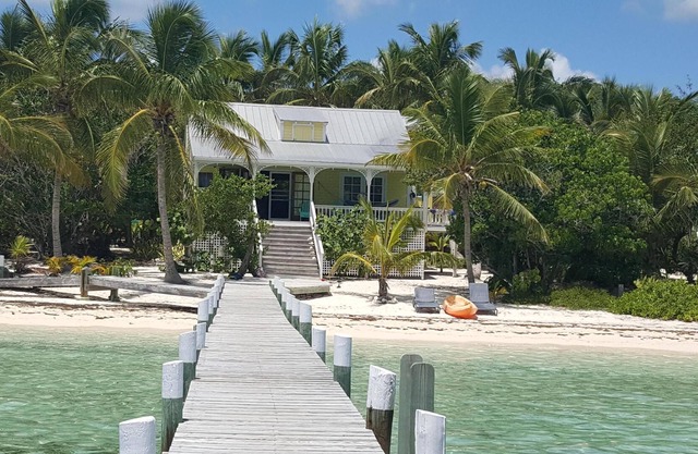 Sandy Beachfront Paradise mit Dock und A / C Schlafzimmer im Green Bananas Cottage