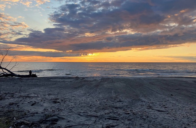 Sandy Cheeks is perfect for your next family vacation! Walk to Lake Erie Beach.