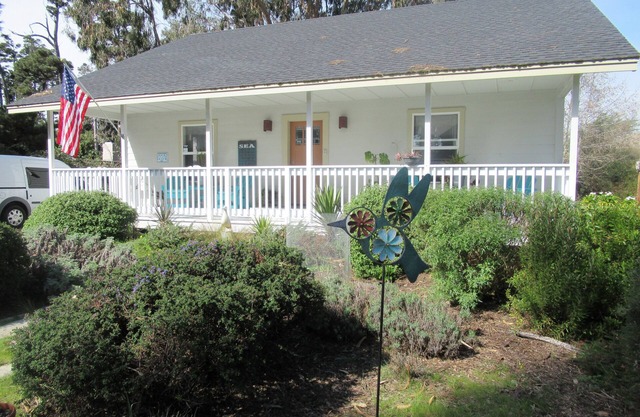 Sandy Clove Cottage schafft einen privaten Ausflug mit der Natur in Fortt Bragg.