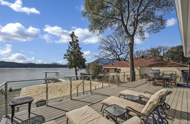 Sandy Feet Retreat -- lakefront Retreat with sand volleyball court!