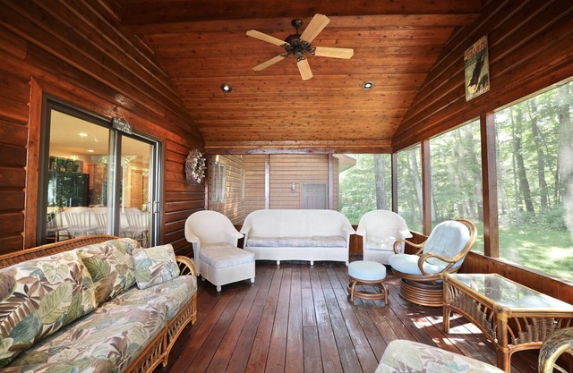 Pet Friendly! Lake Front Home! Fire Pit! Fall colors are right around the corner