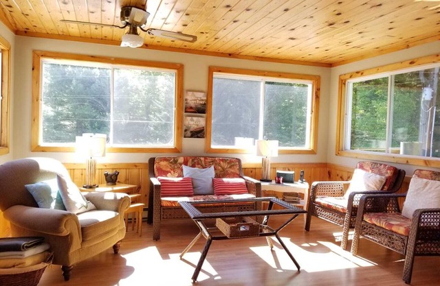 Sandy Maple Cottage - Haliburton Lakefront Luxury Cottage