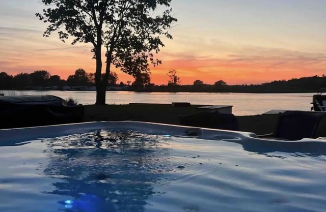 Sandy Pond Waterfront W/ Hot Tub, on Golf Course!!