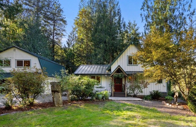 Sandy River's Hush, Cozy Cabin on 1.2 acres tucked above the Sandy River