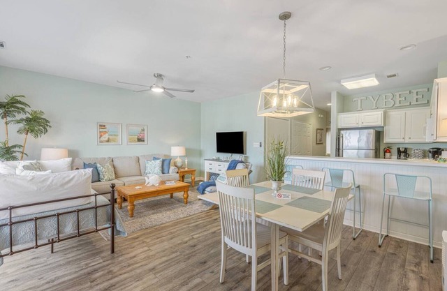 Sandy Toes Abode 2bd/2ba Condo 500ft from Beach
