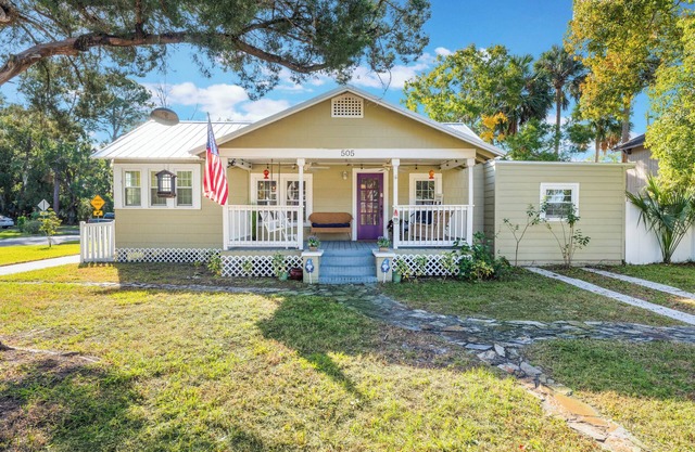 This house is a 3 bedroom(s), 2 bathrooms, located in Sanford, FL.