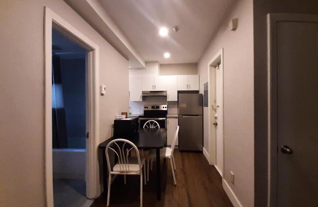 Sanitized renovated close to subway and 24 hrs services