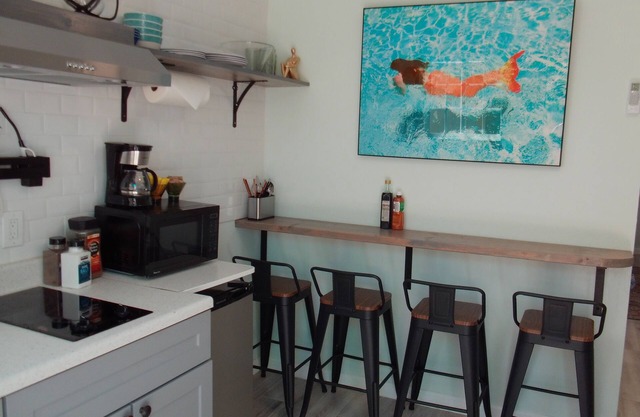 Santa Barbara Mermaid's Cove- Cozy 1-bedroom Apartment with A/C, WiFi, and W&D