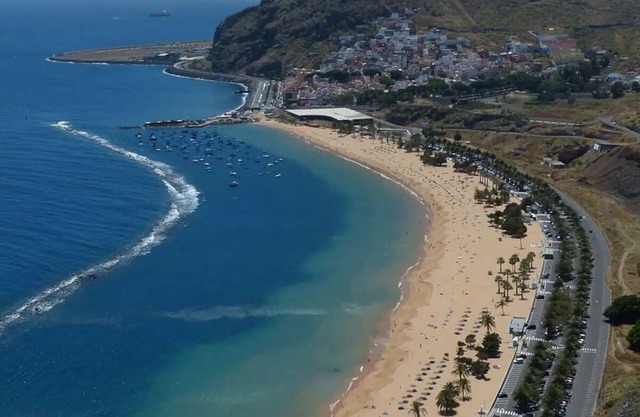 Santa Cruz, beach, mountain, only seven minutes away. Tranquility within walking distance of everything