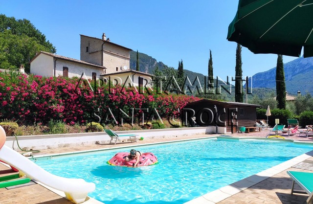 Nicciano, geräumige Wohnung mit Tal- und Poolblick