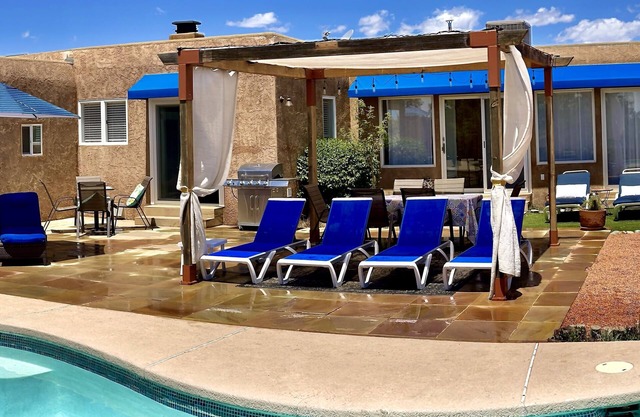 Santa Fe Desert Retreat with Pool in a secluded are, 15 minutes from downtown